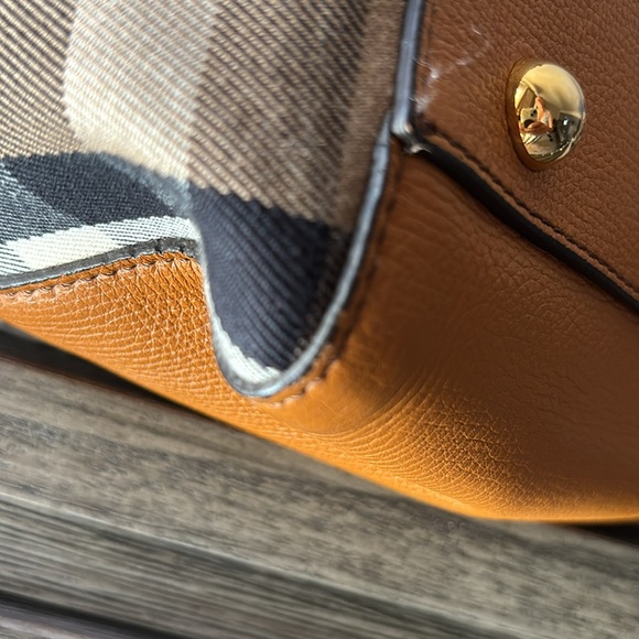 Burberry small Canterbury tan grained leather tote - Picture 6 of 13